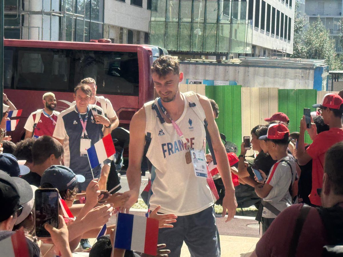 Arrivée de l’équipe de France au centre sportif Camille Muffat sous les acclamations des jeunes du ccj, centres de loisirs et club ados pour un entraînement de préparation pour la finale de samedi . #teamclichy2024 #volleyball #paris2024 #clichy