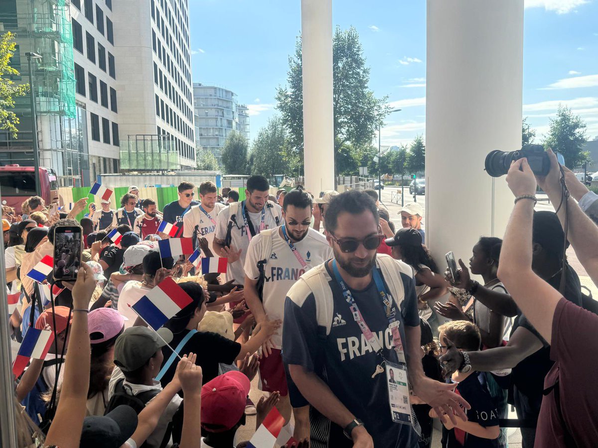 lucmercier92110's tweet photo. Arrivée de l’équipe de France au centre sportif Camille Muffat sous les acclamations des jeunes du ccj, centres de loisirs et club ados pour un entraînement de préparation pour la finale de samedi . #teamclichy2024 #volleyball #paris2024 #clichy https://t.co/fexy9QwJ6x