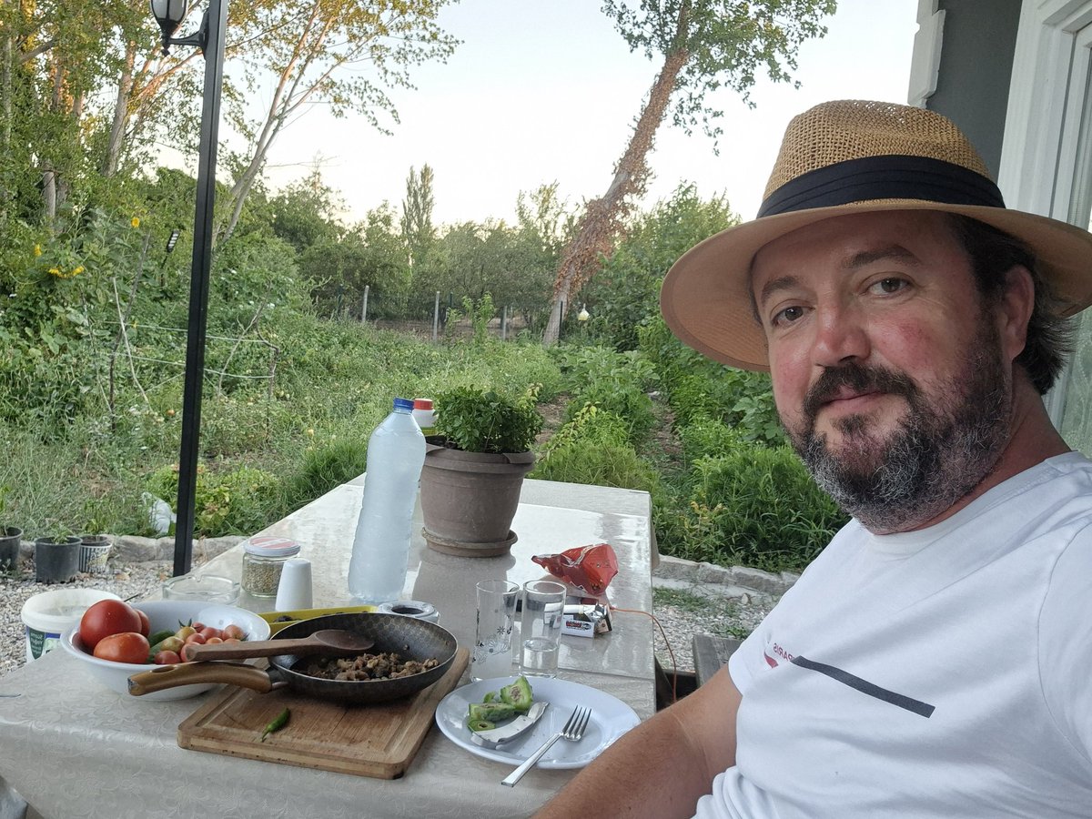 bayover's tweet photo. Üretmeye ve tüketmeye devam https://t.co/LnEAEAss6c