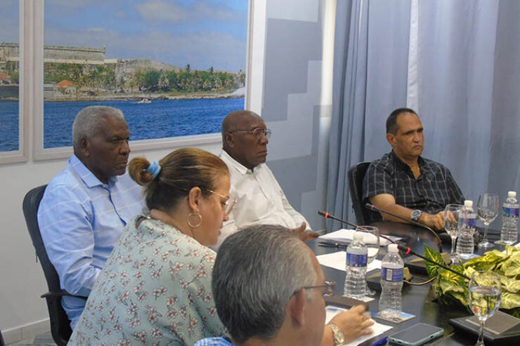 El Grupo Temporal de Trabajo evaluó temas de impacto en #LaHabana, este miércoles, con la presencia de Esteban Lazo, presidente de la <a href="/AsambleaCuba/">Asamblea Nacional Cuba</a>🇨🇺, y <a href="/SalvadorValdesM/">SalvadorVM</a>, vicepresidente de la República de #Cuba 

✅️trabajadores.cu/20240808/grupo…