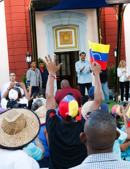 A fijar posición en la batalla contra el nuevo colonialismo, llamó el presidente de la República Bolivariana de Venezuela .<a href="/NicolasMaduro/">Nicolás Maduro</a>, al recibir a los abuelos y abuelas de la Patria, en el Palacio de Miraflores. #PuebloSonrienteYEnPaz