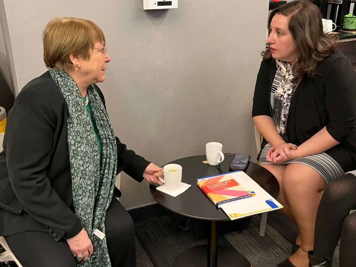 PSChile's tweet image. La ex presidenta Michelle Bachelet, convocó a candidatos y candidatas para las próximas elecciones municipales, a presidentes de partidos, incluida nuestra presidenta Paulina Vodanovic, para entregar el texto “Herramientas para la gestión local: propuestas de acción desde la…