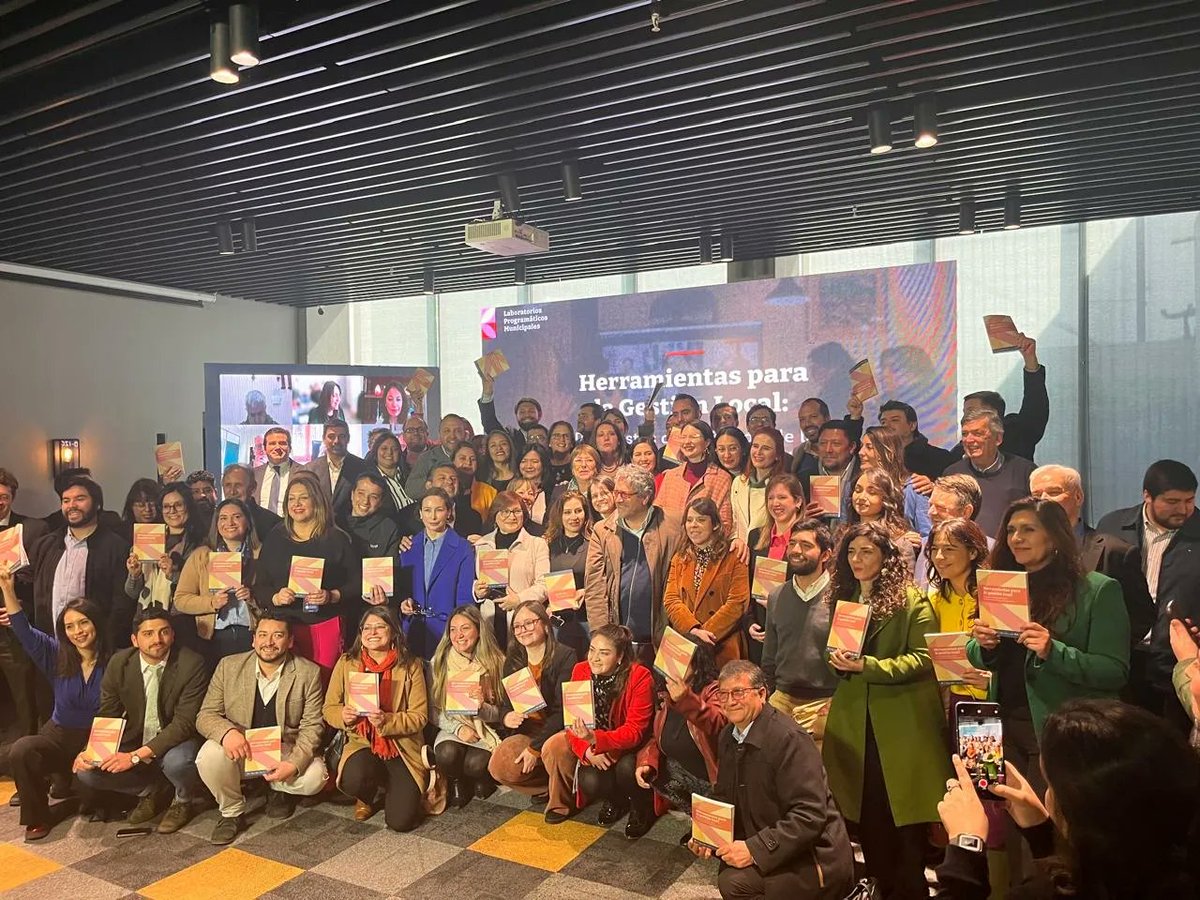 PSChile's tweet image. La ex presidenta Michelle Bachelet, convocó a candidatos y candidatas para las próximas elecciones municipales, a presidentes de partidos, incluida nuestra presidenta Paulina Vodanovic, para entregar el texto “Herramientas para la gestión local: propuestas de acción desde la…