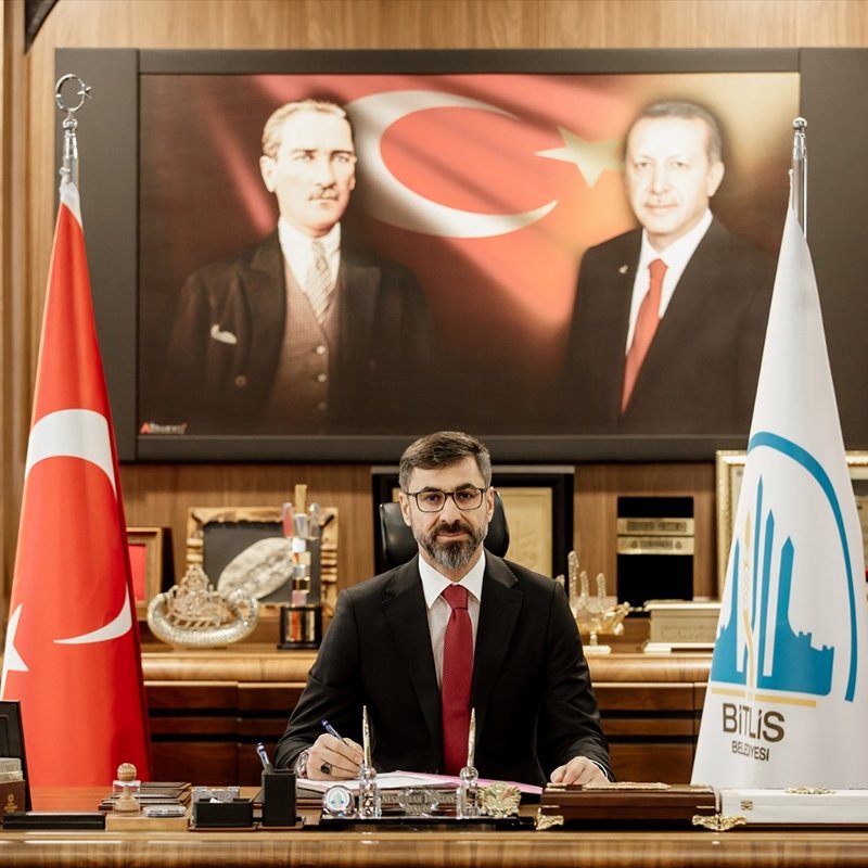 Bitlis Belediye başkanı Nesrullah Tanğlay: 

"Van Gölü'nün isminin Bitlis Denizi olması lazım. Çünkü Van Gölü'nün 3'te 2'si Bitlis sahili."