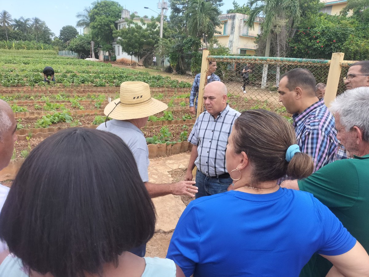 #LaHabana es la sexta provincia que vista <a href="/DrRobertoMOjeda/">Dr. Roberto Morales Ojeda</a> para dar seguimiento a lo acordado en el VIII Pleno del Partido y las prioridades de trabajo de la organización. El recorrido comenzó en el organopónico "1 de julio" donde se dialogó sobre la produccion de alimentos.