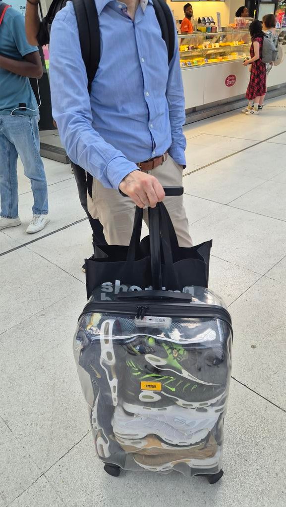 FKcashmaster's tweet photo. Le majordome @Keum20Paris au taquet pour porter les valises et tiser la sepi en bon larbin...  il a raqué, normal. Il sait pourquoi il est né. On va se revoir... #cashmaster #findom #findomfr https://t.co/ZKeA8YBQPs