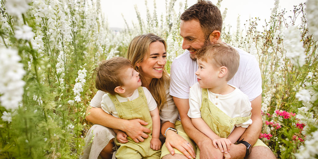 Webbsgc's tweet image. Capture timeless moments with a professional portrait photography shoot in our dahlia flower field. Perfect for couples, families, or groups of friends. Professional photographer Laura Truby will capture the love and connections within your group.
#FloraFields
