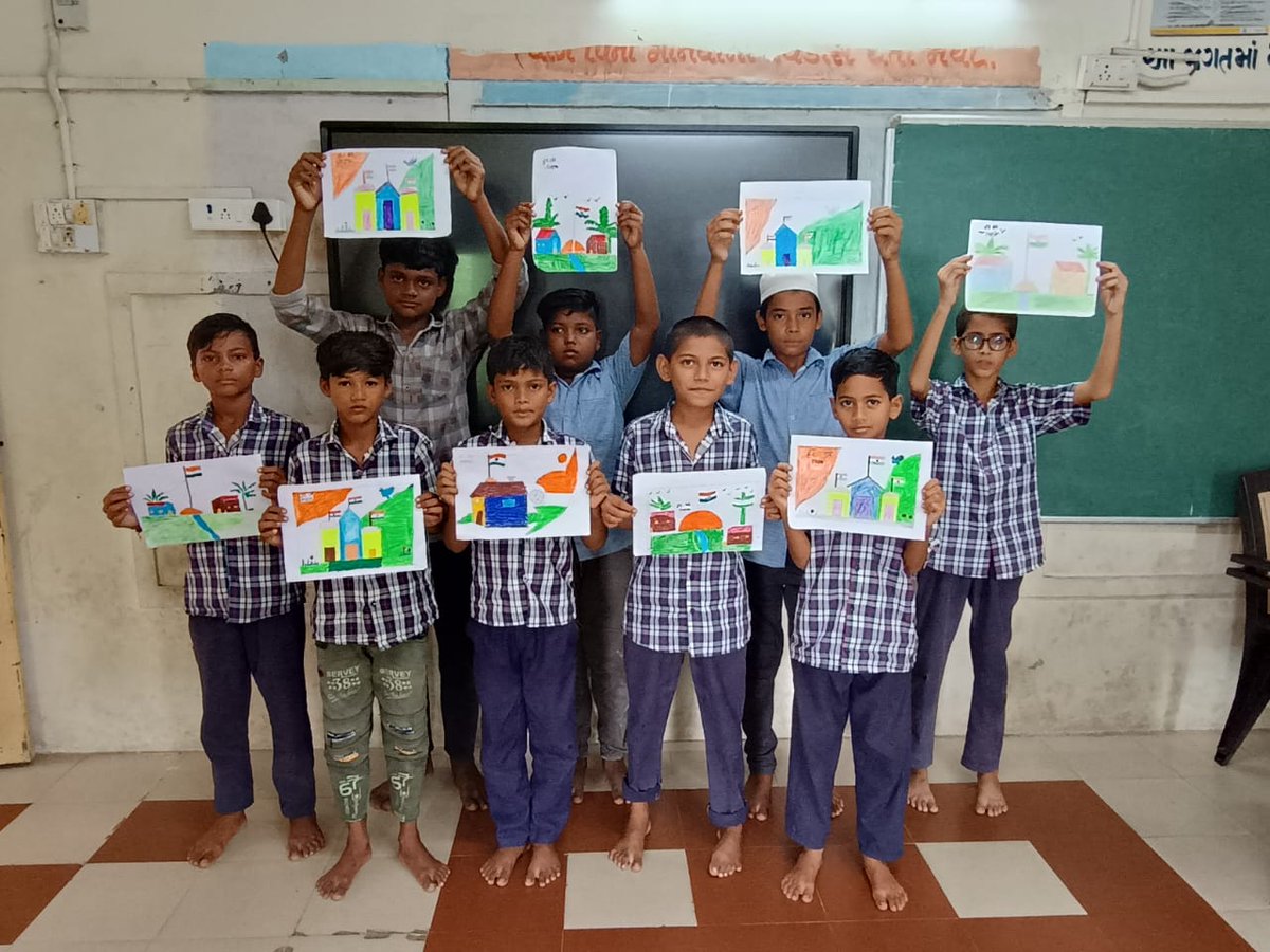 InfoSuratGOG's tweet photo. સુરત રંગાશે દેશભક્તિના રંગમાં
‘હર ઘર તિરંગા’ અભિયાન અંતર્ગત સુરત જિલ્લાની પ્રાથમિક શાળાઓમાં ચિત્ર અને રંગોળી સ્પર્ધા સાથે તિરંગા યાત્રા યોજાઈ
@CMOGuj
@SURAT_DDO1 #tiranga #tirangayatra #surat #flage #rangoli https://t.co/8qZg65hsow
