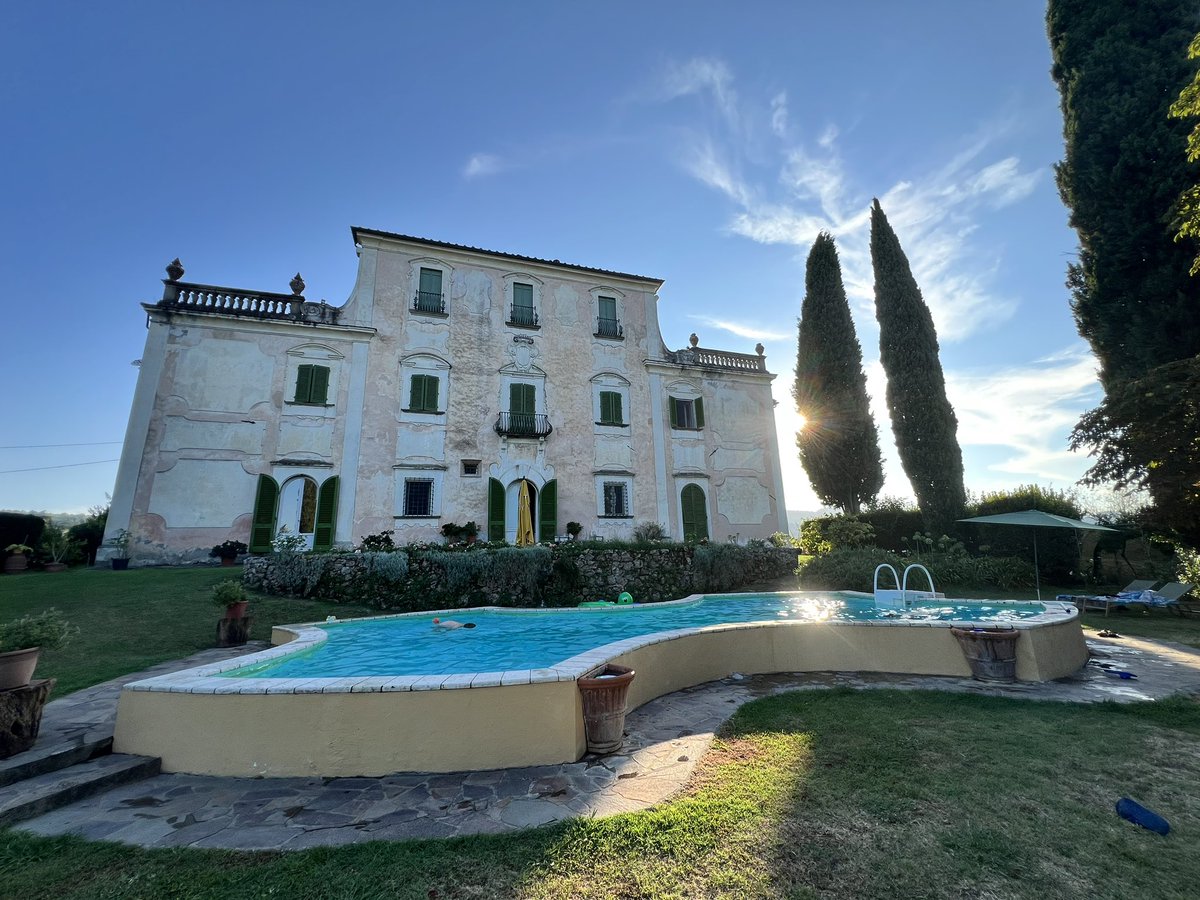 TDittkuhn's tweet photo. Spontan die Richtung gewechselt: Statt 3 Tage Mailand dann doch eine Wohnung in einer alten Landvilla in der Nähe von #Florenz bezogen. Und es ist alles noch besser/schöner als auf den Fotos.
#ItalienContent https://t.co/4hIk9gUDek