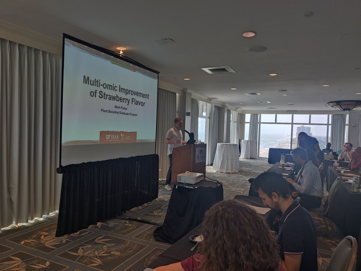 ForageBreeding's tweet photo. Awesone session for the @UFPlantbreeding retreat

PhD students from our first cohort gave excellent talks

Be on the lookout for fantastic students graduating from our program

Congratulations to @ElissarAlam for being the first student to complete the PhD degree in PB @UF_IFAS https://t.co/NGFxCVfbJG
