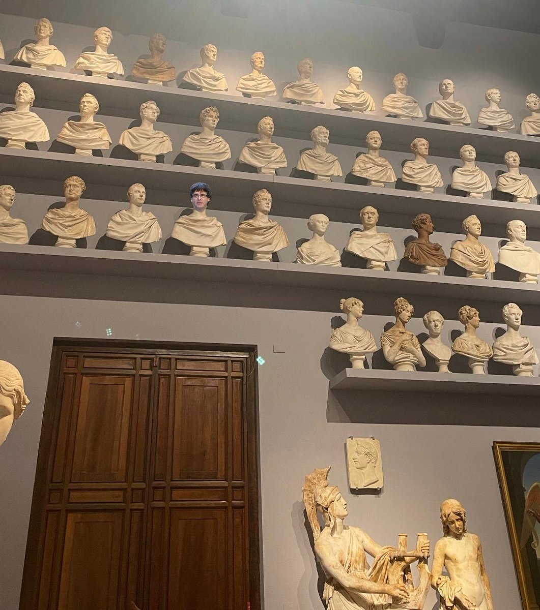 Ei <a href="/mossos/">Mossos</a>!!! Acabo de trobar a en #Puigdemont a la Galleria dell'Accademia a Firenze a la sala del costat del David.