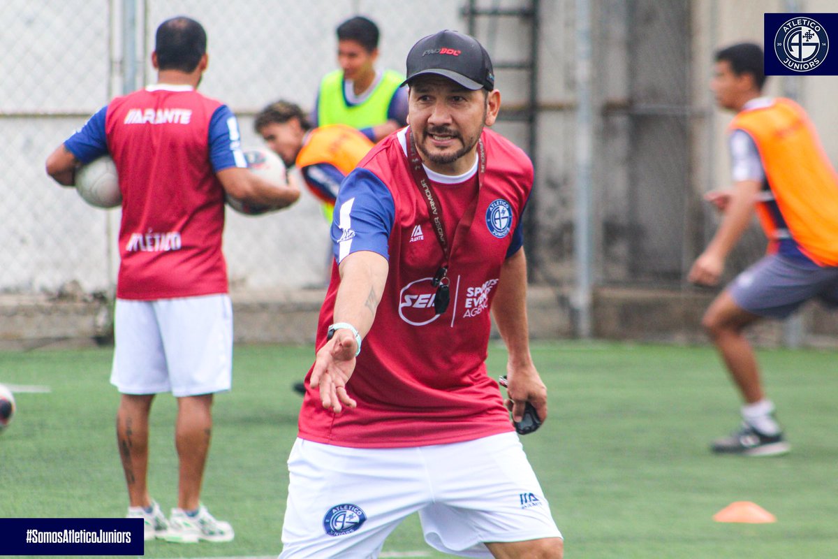 ClubAtleticoJrs's tweet photo. 𝙋𝙧𝙞𝙢𝙚𝙧 𝙙í𝙖 𝙚𝙣 𝙡𝙖 𝙤𝙛𝙞𝙘𝙞𝙣𝙖. ⚽️💙🫡

#SomosAtleticoJuniors
#UnClubDiferente https://t.co/YCASNhObph