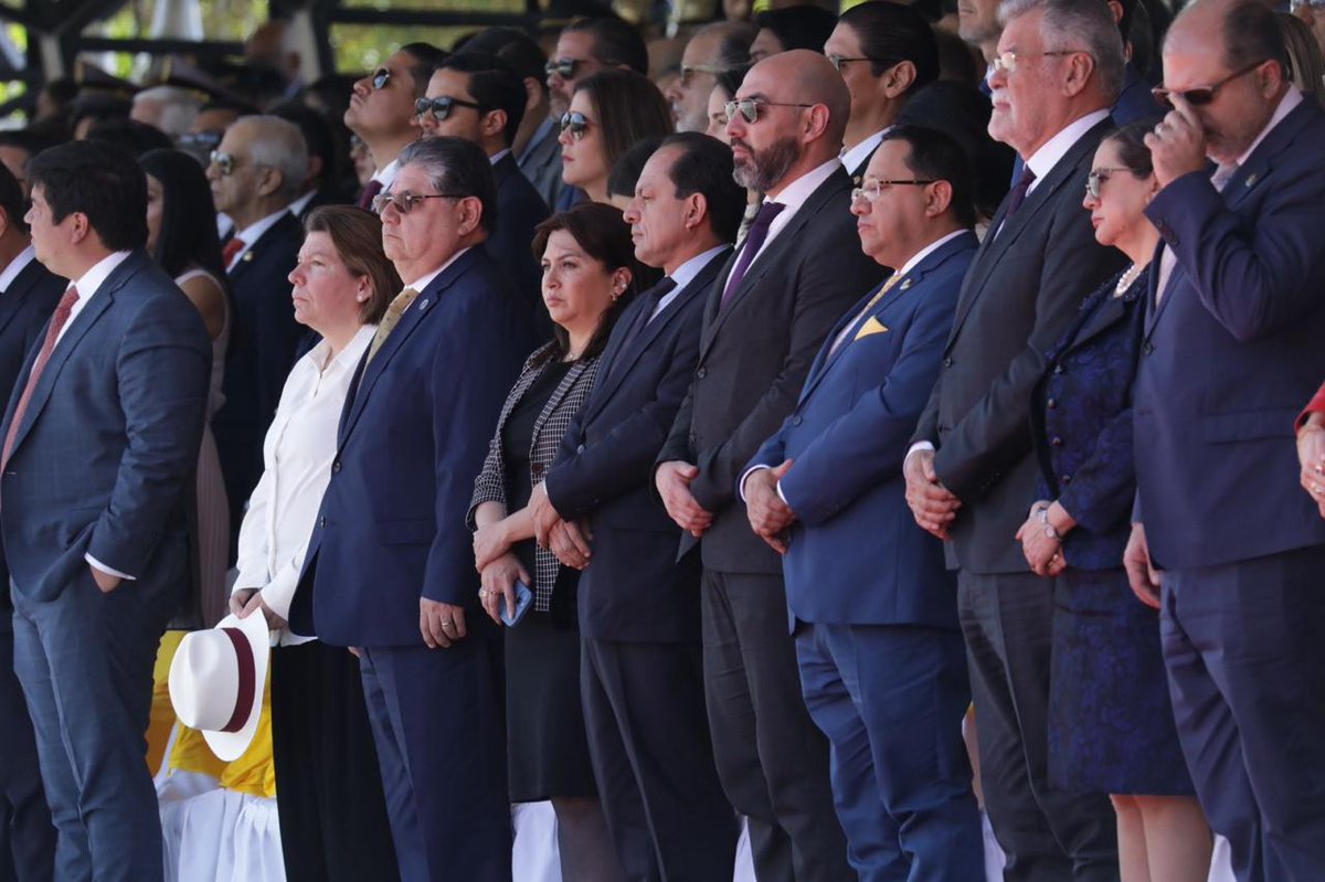 superbancosEC's tweet photo. 🔵#Hoy I Asistimos a la @esmilecuador para conmemorar el 215º aniversario del #PrimerGritoDeIndependencia 🇪🇨. 

Ceremonia, llena de orgullo y respeto, celebramos la graduación de la Promoción 124 "General Flavio Evaristo Alfaro", subrayando tanto nuestras tradiciones como el futuro de nuestros nuevos líderes.

#EjércitoEcuatoriano