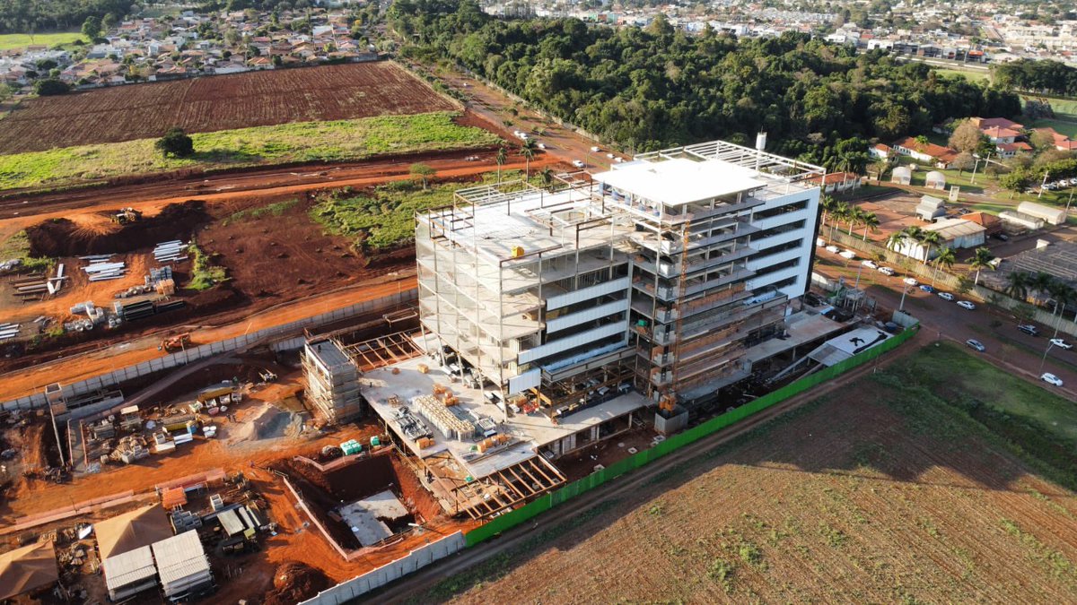 vao_livre's tweet photo. Unimed Londrina! 🚀🚀🚀

A Vão Livre, neste ano de 2024, completa 30 anos no mercado de estruturas metálicas com forte presença no Nordeste do Brasil e seguimos expandindo nossos horizontes! 

Com expertise reconhecida na construção de estruturas metálicas e já presente nas obras dos maiores hospitais do Nordeste, estamos orgulhosos em participar da construção do Hospital da Unimed em Londrina, Paraná! 🏥✨

Este projeto grandioso, que contará com área total construída de 35.000,00 m2, representa um marco em nossa jornada de crescimento e busca constante pela excelência na construção industrializada. Estamos ansiosos para contribuir, a partir do nosso serviço, com a saúde e o bem-estar da população de Londrina e região. 💪🏼💙

Agradecemos a @anianimates.yoshiiengenharia pela confiança, parceria e todo trabalho que estamos realizando!

Acompanhe em nossas redes sociais atualizações e novidades!
.
.
.
#VãoLivre #EstruturasMetálicas #ConstruçãoIndustrializada #HospitalUnimed #Londrina