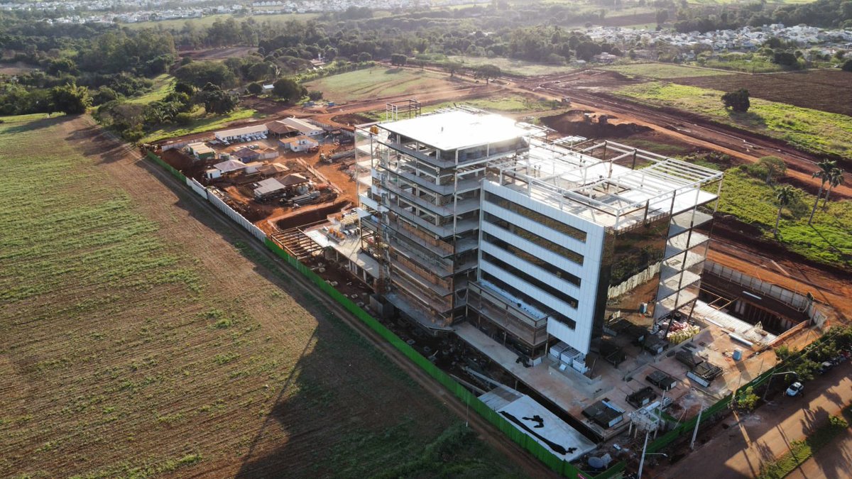 vao_livre's tweet photo. Unimed Londrina! 🚀🚀🚀

A Vão Livre, neste ano de 2024, completa 30 anos no mercado de estruturas metálicas com forte presença no Nordeste do Brasil e seguimos expandindo nossos horizontes! 

Com expertise reconhecida na construção de estruturas metálicas e já presente nas obras dos maiores hospitais do Nordeste, estamos orgulhosos em participar da construção do Hospital da Unimed em Londrina, Paraná! 🏥✨

Este projeto grandioso, que contará com área total construída de 35.000,00 m2, representa um marco em nossa jornada de crescimento e busca constante pela excelência na construção industrializada. Estamos ansiosos para contribuir, a partir do nosso serviço, com a saúde e o bem-estar da população de Londrina e região. 💪🏼💙

Agradecemos a @anianimates.yoshiiengenharia pela confiança, parceria e todo trabalho que estamos realizando!

Acompanhe em nossas redes sociais atualizações e novidades!
.
.
.
#VãoLivre #EstruturasMetálicas #ConstruçãoIndustrializada #HospitalUnimed #Londrina