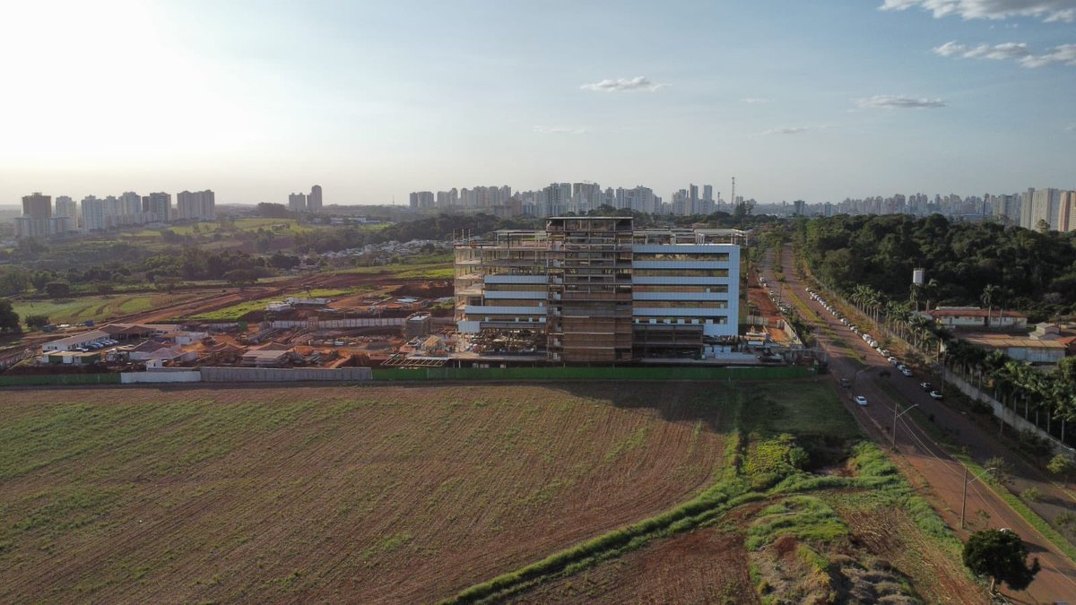 vao_livre's tweet photo. Unimed Londrina! 🚀🚀🚀

A Vão Livre, neste ano de 2024, completa 30 anos no mercado de estruturas metálicas com forte presença no Nordeste do Brasil e seguimos expandindo nossos horizontes! 

Com expertise reconhecida na construção de estruturas metálicas e já presente nas obras dos maiores hospitais do Nordeste, estamos orgulhosos em participar da construção do Hospital da Unimed em Londrina, Paraná! 🏥✨

Este projeto grandioso, que contará com área total construída de 35.000,00 m2, representa um marco em nossa jornada de crescimento e busca constante pela excelência na construção industrializada. Estamos ansiosos para contribuir, a partir do nosso serviço, com a saúde e o bem-estar da população de Londrina e região. 💪🏼💙

Agradecemos a @anianimates.yoshiiengenharia pela confiança, parceria e todo trabalho que estamos realizando!

Acompanhe em nossas redes sociais atualizações e novidades!
.
.
.
#VãoLivre #EstruturasMetálicas #ConstruçãoIndustrializada #HospitalUnimed #Londrina