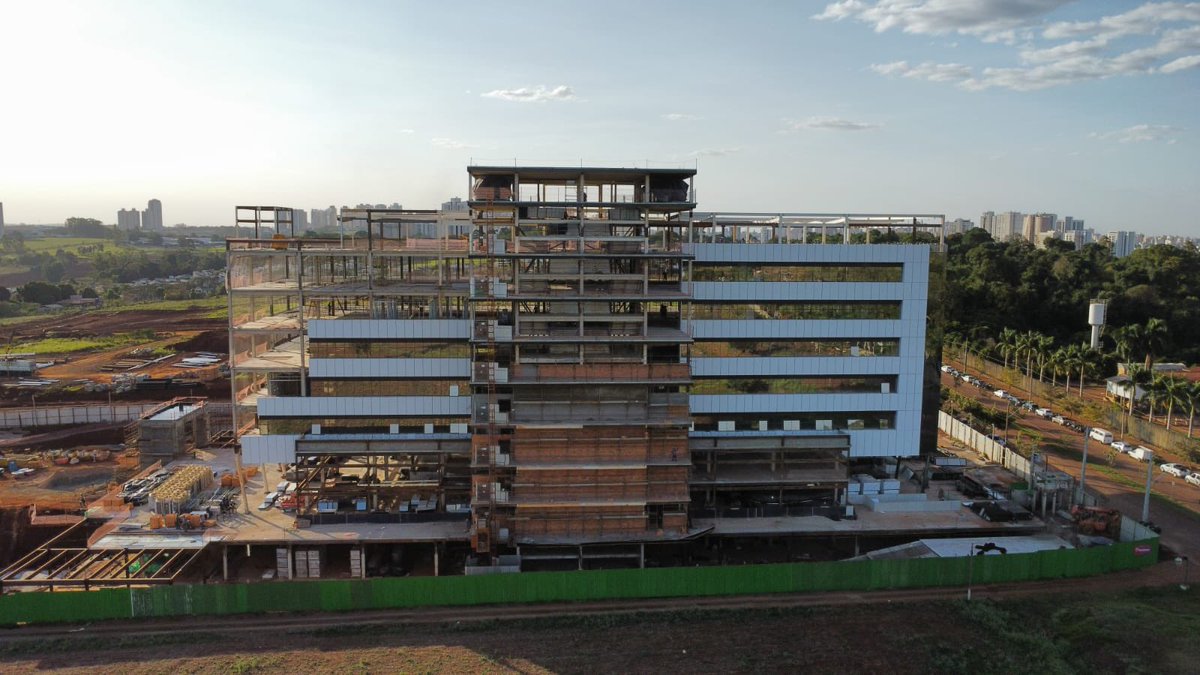 vao_livre's tweet photo. Unimed Londrina! 🚀🚀🚀

A Vão Livre, neste ano de 2024, completa 30 anos no mercado de estruturas metálicas com forte presença no Nordeste do Brasil e seguimos expandindo nossos horizontes! 

Com expertise reconhecida na construção de estruturas metálicas e já presente nas obras dos maiores hospitais do Nordeste, estamos orgulhosos em participar da construção do Hospital da Unimed em Londrina, Paraná! 🏥✨

Este projeto grandioso, que contará com área total construída de 35.000,00 m2, representa um marco em nossa jornada de crescimento e busca constante pela excelência na construção industrializada. Estamos ansiosos para contribuir, a partir do nosso serviço, com a saúde e o bem-estar da população de Londrina e região. 💪🏼💙

Agradecemos a @anianimates.yoshiiengenharia pela confiança, parceria e todo trabalho que estamos realizando!

Acompanhe em nossas redes sociais atualizações e novidades!
.
.
.
#VãoLivre #EstruturasMetálicas #ConstruçãoIndustrializada #HospitalUnimed #Londrina