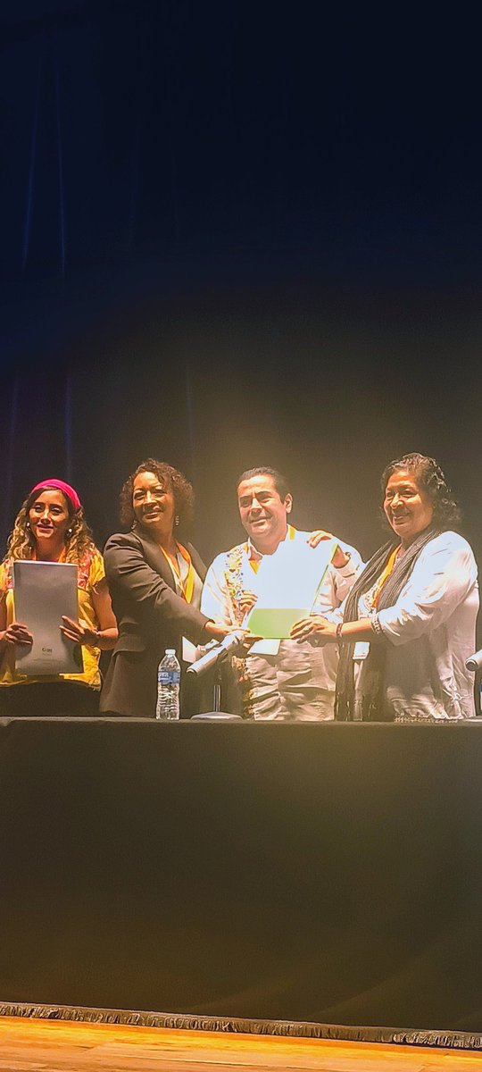 adry_solorzano's tweet photo. Qué privilegio y que emoción presenciar la entrega del título de concesión de la primera Radio Comunitaria Afromexicana 💗 #ForoMediosComunitarios https://t.co/7b5DMdfz2L