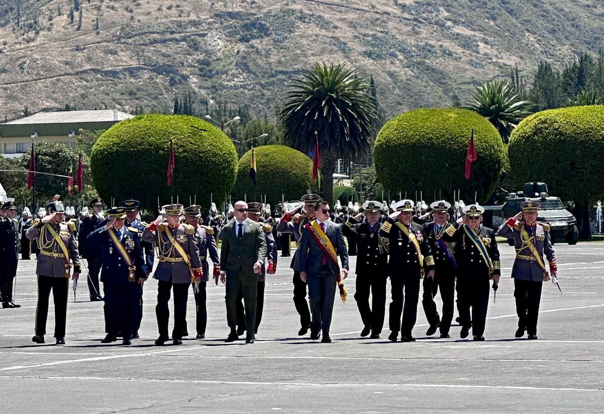 superbancosEC's tweet photo. 🔵#Hoy I Asistimos a la @esmilecuador para conmemorar el 215º aniversario del #PrimerGritoDeIndependencia 🇪🇨. 

Ceremonia, llena de orgullo y respeto, celebramos la graduación de la Promoción 124 "General Flavio Evaristo Alfaro", subrayando tanto nuestras tradiciones como el futuro de nuestros nuevos líderes.

#EjércitoEcuatoriano