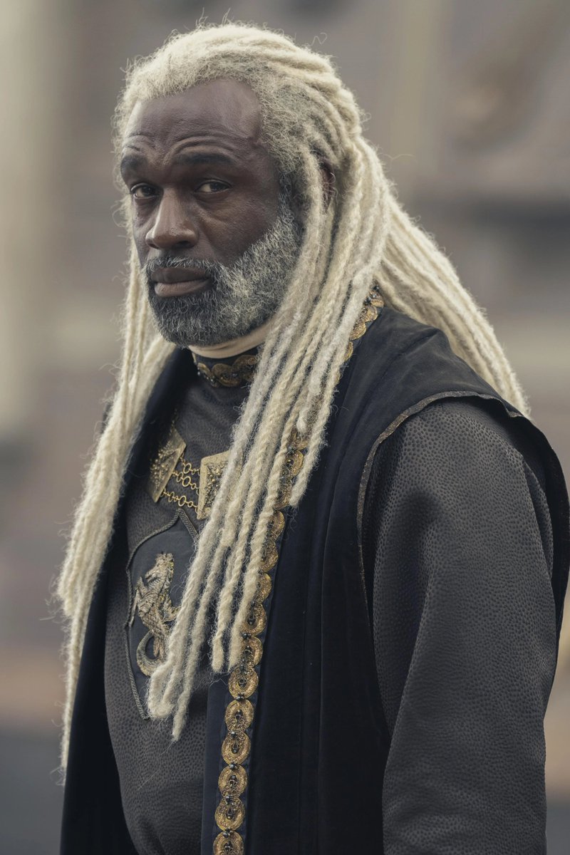 JavierWoT's tweet photo. Desde Juego de Tronos, George R. R. Martin ha introducido personajes homosexuales, bisexuales, de diferentes etnias. El cambio de los Velaryon en la serie (que fuesen negros) fue a petición suya.

Y hay quien cree que lo hace obligado por los "wokes". Es ridículo a más no poder. https://t.co/iBRiTwq87E