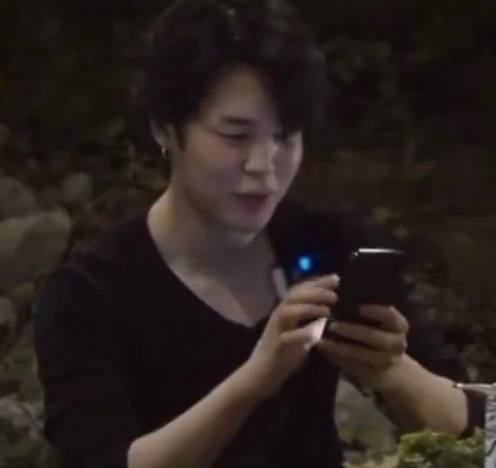 кукви и юнми буквально:

– Ты первый клади трубку,
ну я тоже тебя люблю, но
класть не буду. люблю,
люблю, люблю

                               – какого хера он не
                               берет, трубку...