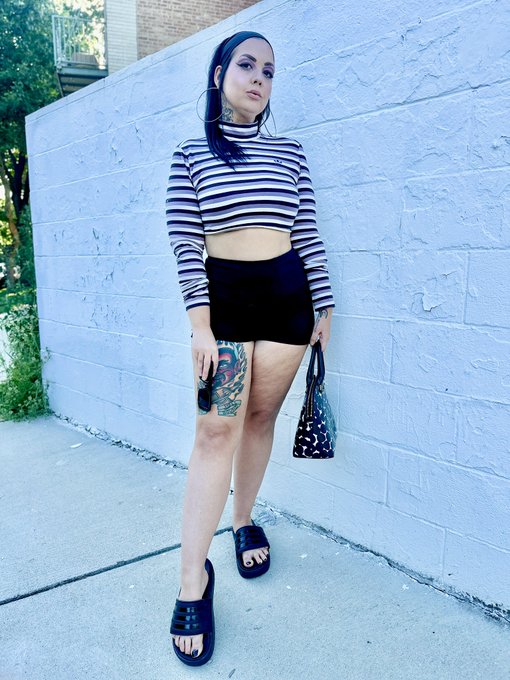 Imagine getting kicked in the balls by me wearing my Adidas platform slides. Sexy! https://t.co/z6eT