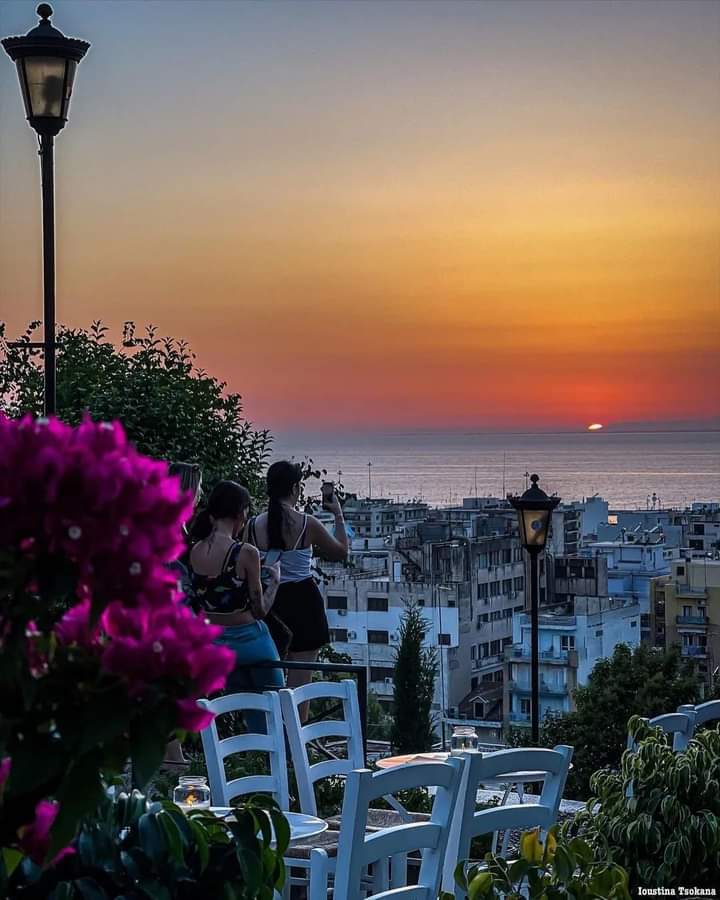 Αν αντέχω λέει;
Μετά από όσα είπα, έπραξα, έδειξα, 
έκανα, έχασα, άφησα, τράβηξα, τσακώθηκα, έκλαψα...
Εσύ πες μου, αντέχω;❤️

Όμορφο βράδυ!!
Καλό ξημέρωμα σέ όλους!!🌠🌠🌠🌹