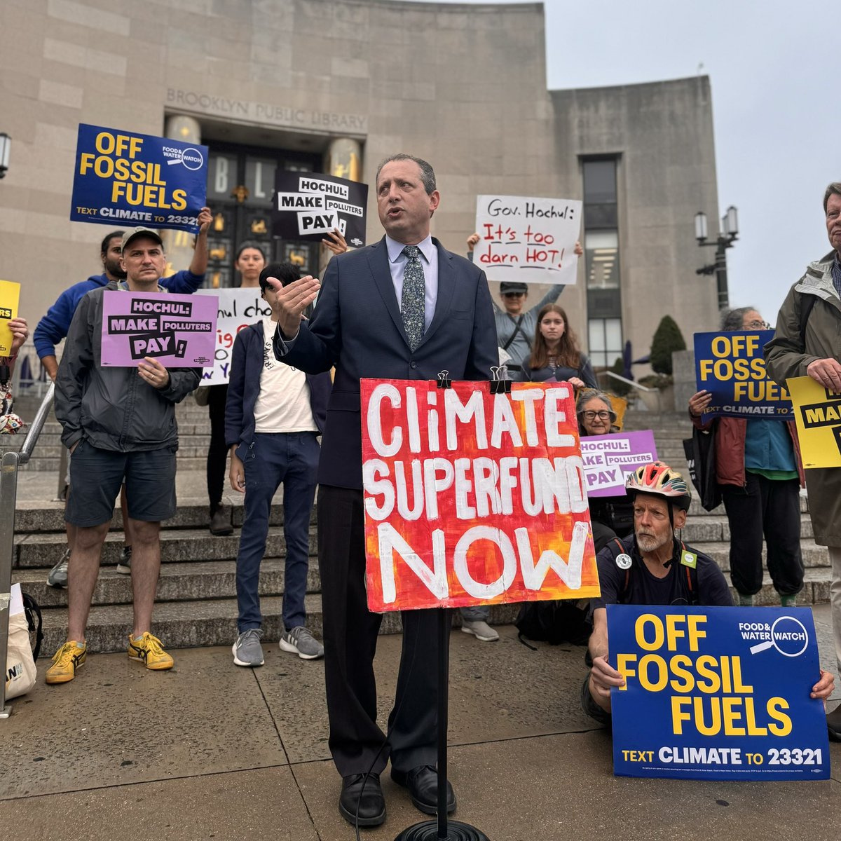 Office of New York City Comptroller Brad Lander (@nyccomptroller) on Twitter photo The #ClimateChangeSuperfundAct is landmark legislation that shifts the economic burdens of climate change from taxpayers to Big Oil.
We have public support & the state legislature passed it.
Now we’re just waiting for <a href="/GovKathyHochul/">Governor Kathy Hochul</a> to sign it & hold polluters accountable. The #ClimateChangeSuperfundAct is landmark legislation that shifts the economic burdens of climate change from taxpayers to Big Oil.
We have public support & the state legislature passed it.
Now we’re just waiting for <a href="/GovKathyHochul/">Governor Kathy Hochul</a> to sign it & hold polluters accountable.