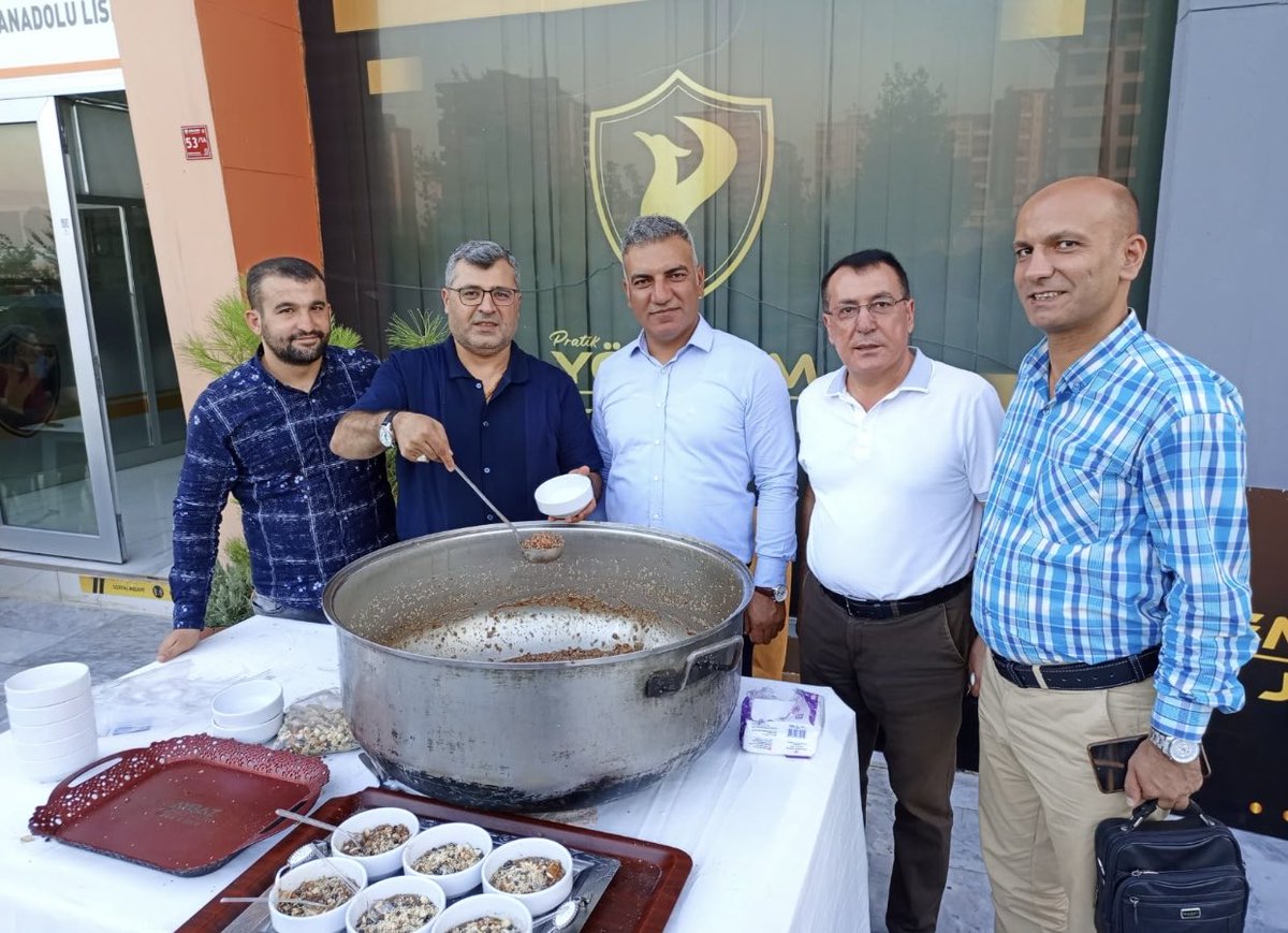 Diş Teknisyenleri derneği olarak Yöntem koleji geleneksel aşure etkinliğine katılım sağladık .Birlik beraberlik simgesi olan aşure ikramı için yöntem koleji ekibine teşekkür ederiz.