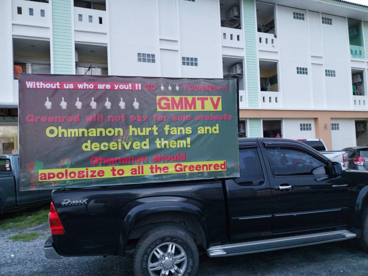 BLGLinframe's tweet photo. #Noticias📰

Tras el comunicado de GMMTV sobre el fin del ship #OhmNanon "fans" del ship exigen una disculpa de los actores y mandan a la empresa "a la mierda" a través pancartas puestas en coches + https://t.co/d90Ln1J7gs