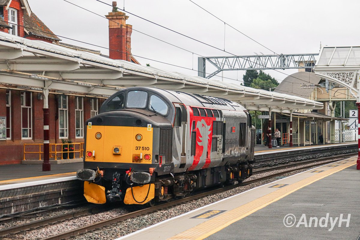 holtona72's tweet photo. #ThirtysevenThursday at Kettering this afternoon. @RailOpsGroup 37510 'Orion' heads southbound light engine, working as 0H72 Old Dalby to Wembley Holding Siding. I think the #ROG #EuroPhoenix livery & ploughs look fantastic on this engine. #TractorWatch #MML #Ploughs 8/8/24 https://t.co/Rb9s71InKz