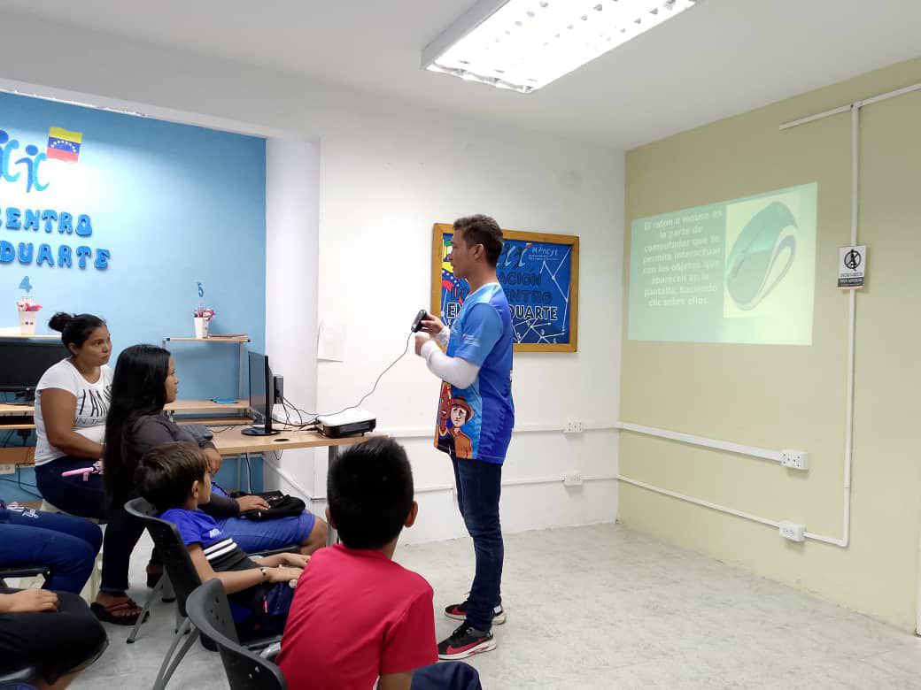 ZuliaInfocentro's tweet image. En el Infocentro Ender Duarte, se dio inicio a un taller sobre las partes básicas de un computador. Durante la actividad, los jóvenes aprendieron sobre componentes esenciales como el monitor, teclado y CPU.

¡Una gran manera de iniciar las vacaciones! 💻✨

#PuebloSonrienteYEnPaz