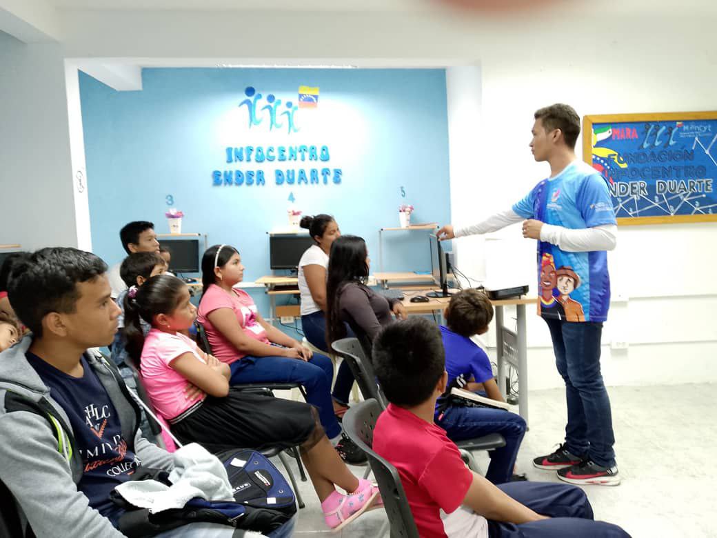 ZuliaInfocentro's tweet image. En el Infocentro Ender Duarte, se dio inicio a un taller sobre las partes básicas de un computador. Durante la actividad, los jóvenes aprendieron sobre componentes esenciales como el monitor, teclado y CPU.

¡Una gran manera de iniciar las vacaciones! 💻✨

#PuebloSonrienteYEnPaz