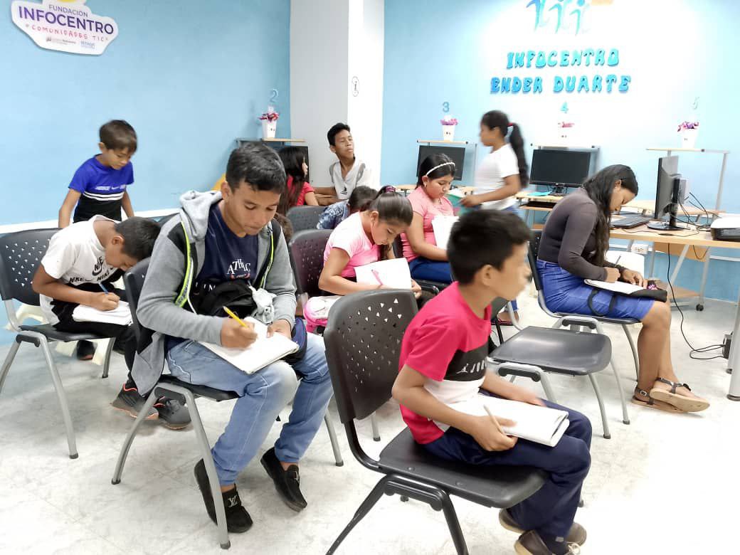 ZuliaInfocentro's tweet image. En el Infocentro Ender Duarte, se dio inicio a un taller sobre las partes básicas de un computador. Durante la actividad, los jóvenes aprendieron sobre componentes esenciales como el monitor, teclado y CPU.

¡Una gran manera de iniciar las vacaciones! 💻✨

#PuebloSonrienteYEnPaz