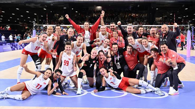 dlrcin's tweet photo. İnancımız tam, gençliğimiz var🍀 🙌🏻 💫
#FileninSultanları #gogirl 
Not: Kalbim dayanmayacak. https://t.co/oAaCmrmE2k