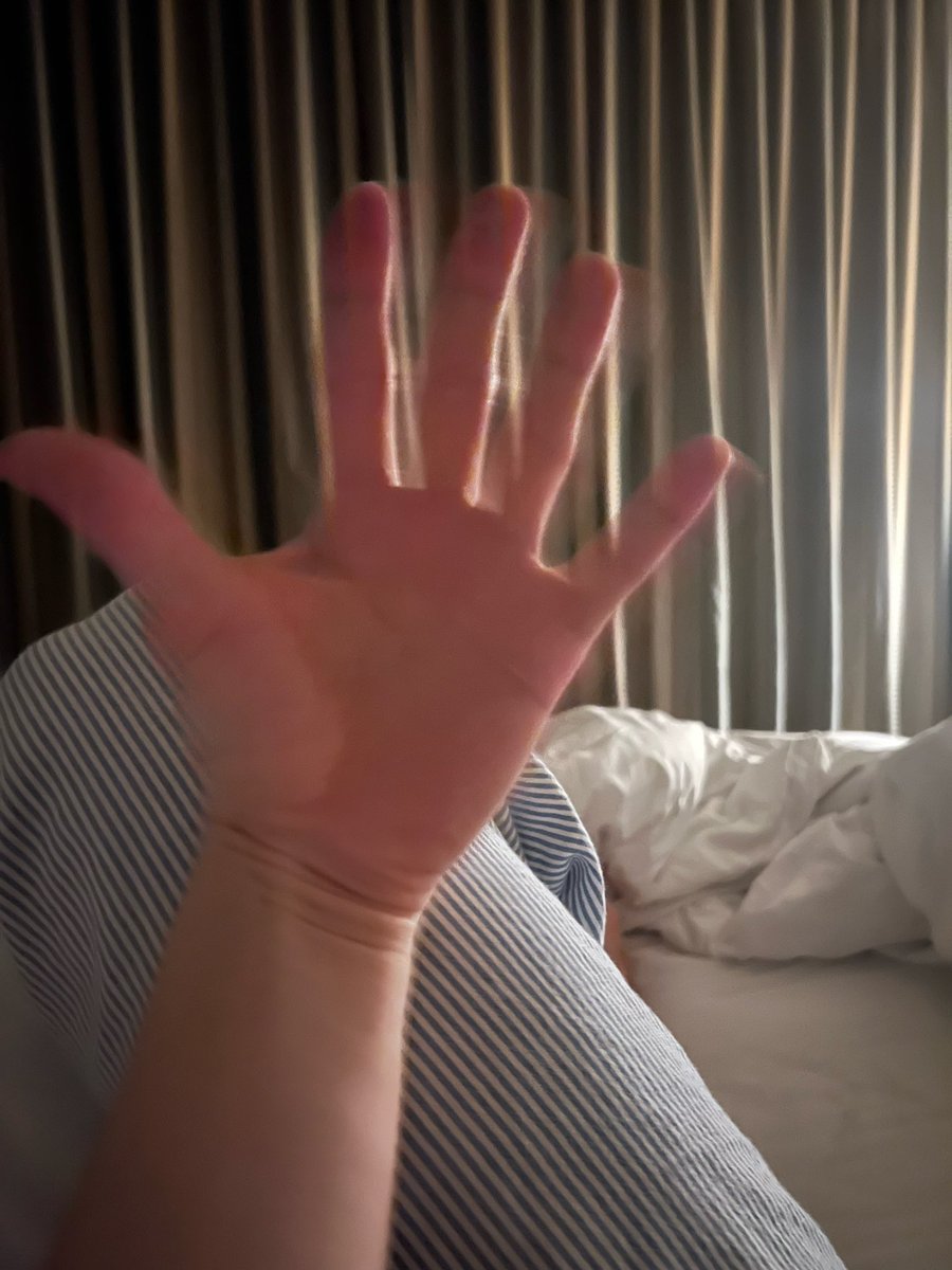 흔들리는 손 너무 기여워...🤦🏻‍♀️❤️