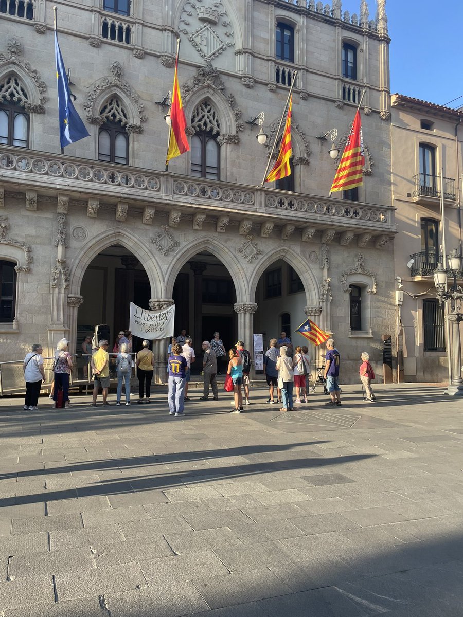 joancecejoan's tweet photo. Desprès de les pitjors jornades parlamentaries viscudes només amb faltava això:
#Terrassa ara mateix
#ecs #secta #quinpais #empipat #trist #tosuau #emvaigcalentant #lodejo
👋👋👋👋👋 https://t.co/mGLyol4rRd