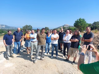 JF_Acquaviva's tweet photo. Ce matin,soutien total à JB Filippi,maire de Mucale, et aux familles primo-accédantes concernées face à une volonté de l'Etat  d'imposer un doublement du prix du foncier dans la vente faite par la commune à ces 18 familles corses qui revitalisent à l'année le village. #Innò. https://t.co/nKgvbXue3J