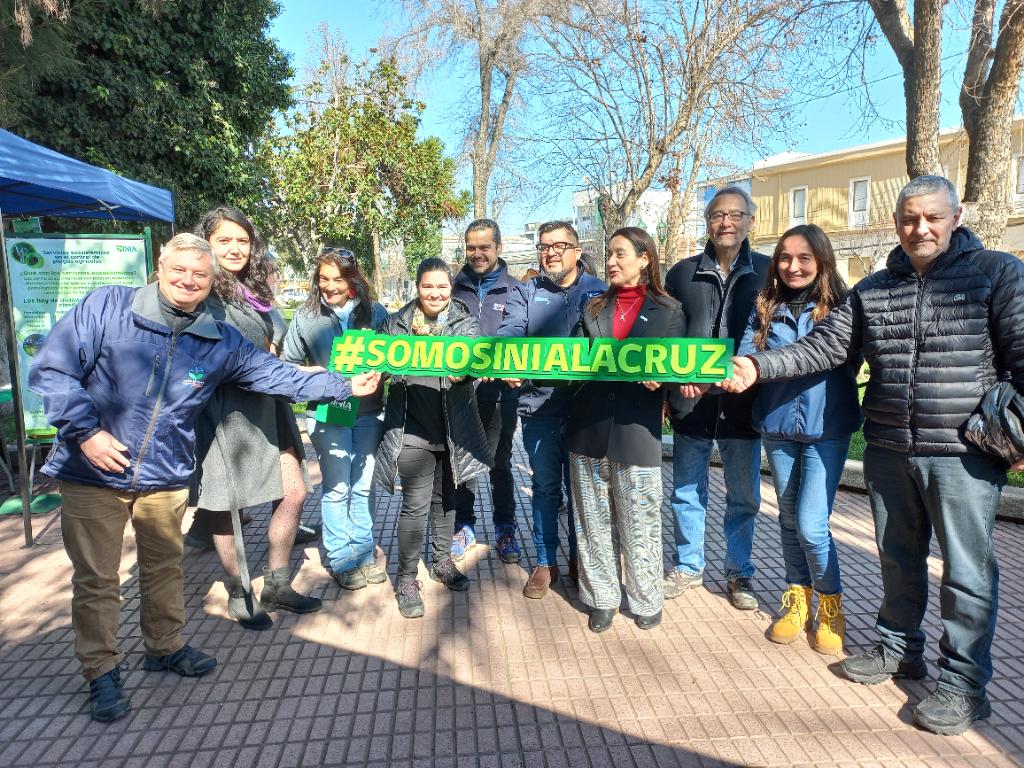 MinagriValpo's tweet photo. Seremi @MinagriValpo Sergio Salvador en Aniversario #INIA  en plaza de #Quillota 
Gran celebración que contó con la presencia de todos los servicios del agro.
Felicidades equipo @INIA_LaCruz https://t.co/O2Bnx7xpxQ