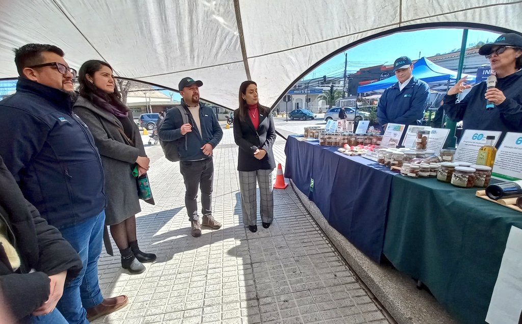 MinagriValpo's tweet photo. Seremi @MinagriValpo Sergio Salvador en Aniversario #INIA  en plaza de #Quillota 
Gran celebración que contó con la presencia de todos los servicios del agro.
Felicidades equipo @INIA_LaCruz https://t.co/O2Bnx7xpxQ