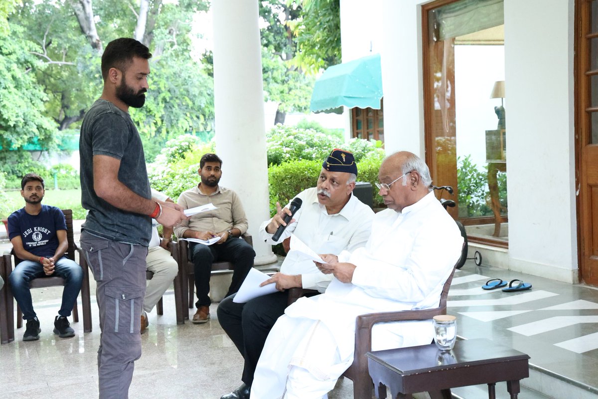 ColRohitChaudry's tweet photo. आज कांग्रेस पार्टी अध्यक्ष श्री @kharge जी ने पूर्व सैनिक विभाग, AICC के पदाधिकारियों के साथ "अग्निवीर योजना" से पीड़ित युवाओं से मुलाकात की।

ये युवा 2019 से 2022 के बीच सेना की भर्तियों में चुने गए थे, लेकिन मोदी सरकार के अग्निवीर योजना लागू करने के तुगलकी फ़रमान ने इनके देश सेवा के सपने को तोड़ दिया।

अग्निवीर की आड़ में इनकी ज्वाइनिंग रोक दी गईं। 2022 से पीड़ित युवा लगातार न्याय की गुहार लगा रहे हैं।

भारत जोड़ो न्याय यात्रा के दौरान जननायक राहुल गांधी जी ने इनकी आवाज़ को पूरे देश में बुलंद किया और सड़क से संसद तक साथ देने कि वायदा किया।
 
पूर्व सैनिक विभाग, AICC के बैनर तले देश भर में "जय जवान" अभियान चलाया गया और संघर्ष लगातार जारी है। 

पार्टी अध्यक्ष खड़गे जी ने राष्ट्रपति जी को पत्र लिखा। कांग्रेस पार्टी ने युवाओं की आवाज़ को संसद में उठाया। लेकिन निरंकुश मोदी सरकार युवाओं की आवाज़ को दबाने व कुचलने का काम कर रही है। 

कांग्रेस पार्टी देशभक्त युवाओं के सपनों को पूरा करने व न्याय के लिए लगातार संघर्ष जारी रखेगी। 

जय हिंद 🇮🇳