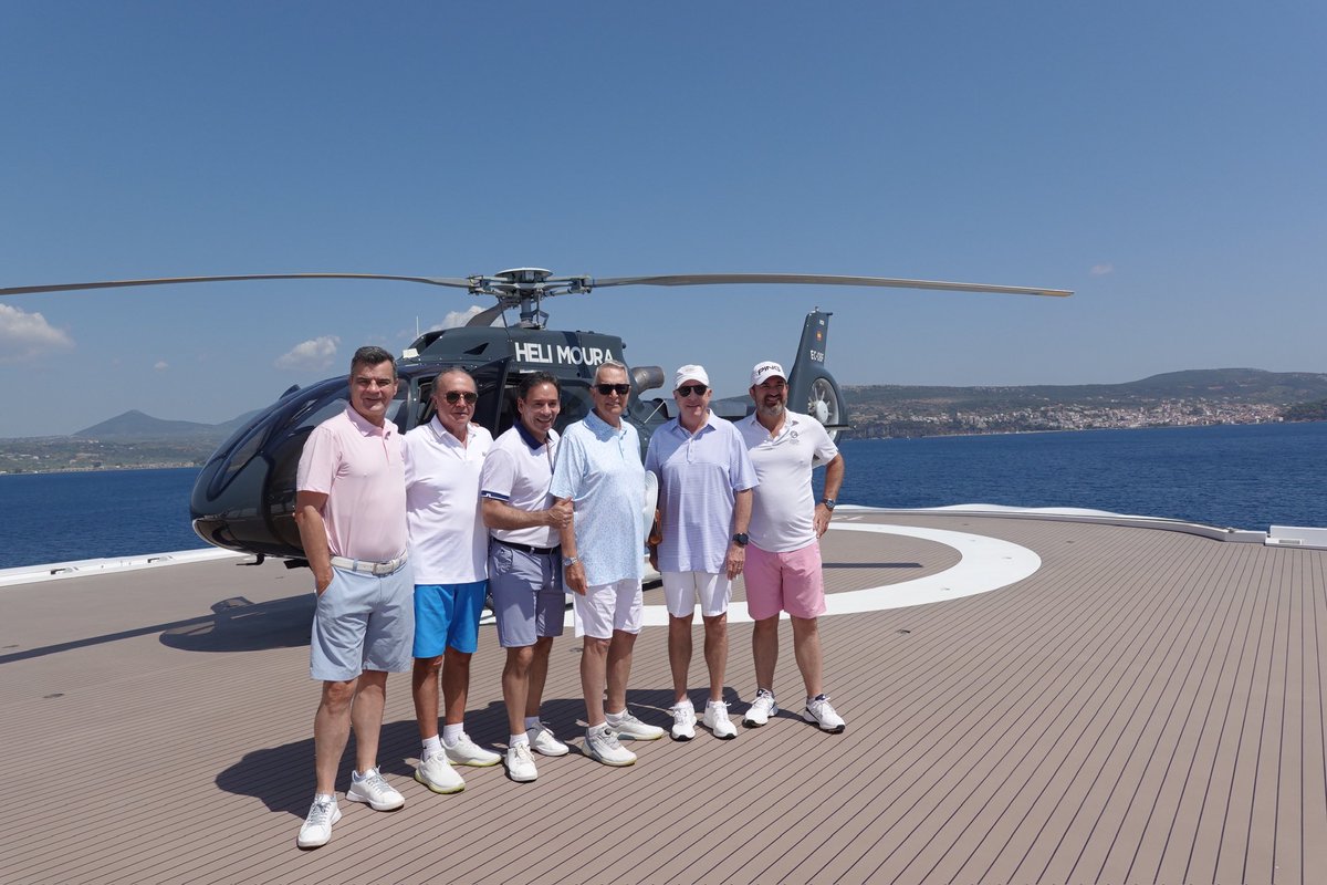 RicardoBSalinas's tweet photo. Ya nos vamos a jugar golf… nombramos al helicóptero del yate como el HeliMoura para que no se nos vaya a confundir entre los de todos los que aterrizamos en el campo a jugar.

Que tengan un graaan fin de semana lleno de éxito, y recuerden no se dejen convencer por cualquier pendejo de que se merecen una vida humilde y conformista… luchen siempre por salir adelante y si no lo logran ustedes, piensen en sus nietos!!!

Sean buenos ancestros y hereden fortunas, no problemas.