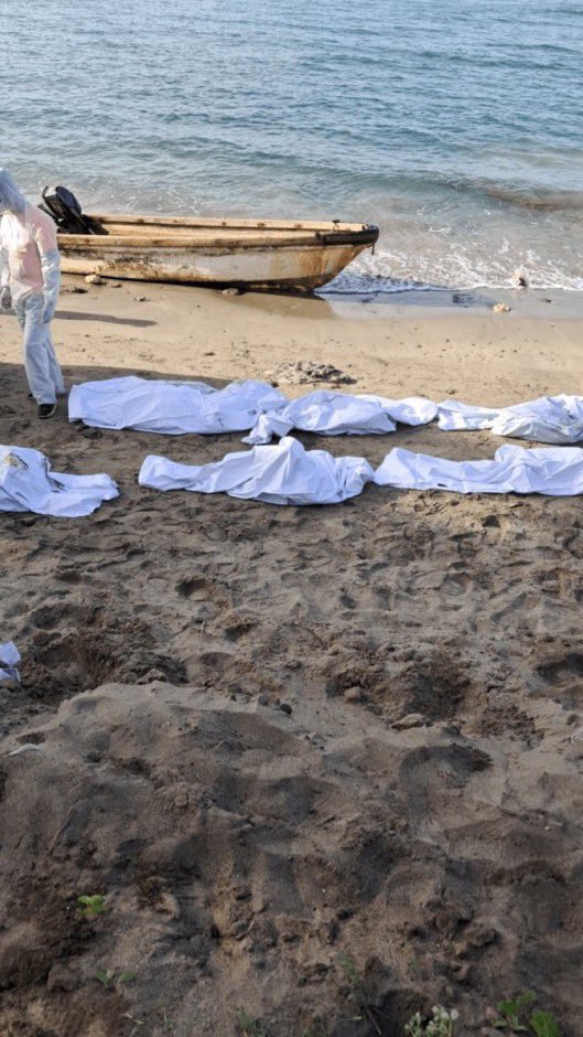75secondes's tweet photo. 🚨 Une embarcation avec 14 corps "en état de décomposition avancée" a été découverte, mardi, près des côtes de la République dominicaine, dans la mer des Caraïbes.

Selon les premiers éléments retrouvés à bord, dont des documents d'identité mauritaniens et sénégalais, la pirogue avait pris la route des Canaries avant de dériver de l'autre côté de l'Atlantique.