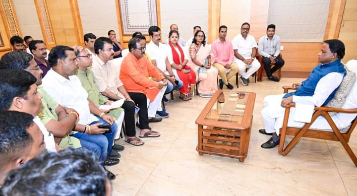 MandakiniPatra's tweet photo. ବିଜେଡି ସରକାର ଦ୍ଵାରା ପ୍ରତାରିତ OBC ଓ scbc ବର୍ଗଙ୍କୁ ସେମାନଙ୍କ ସାମ୍ବିଧାନିକ ଅଧିକାର ଯୋଗାଇଦେବା ପାଇଁ ମାନ୍ୟବର ମୁଖ୍ୟମନ୍ତ୍ରୀଙ୍କୁ ଭେଟି ଆଲୋଚନା କଲେ OBC ମୋର୍ଚ୍ଚା ପ୍ରତିନିଧି ଦଳ । https://t.co/TULB7EEFce