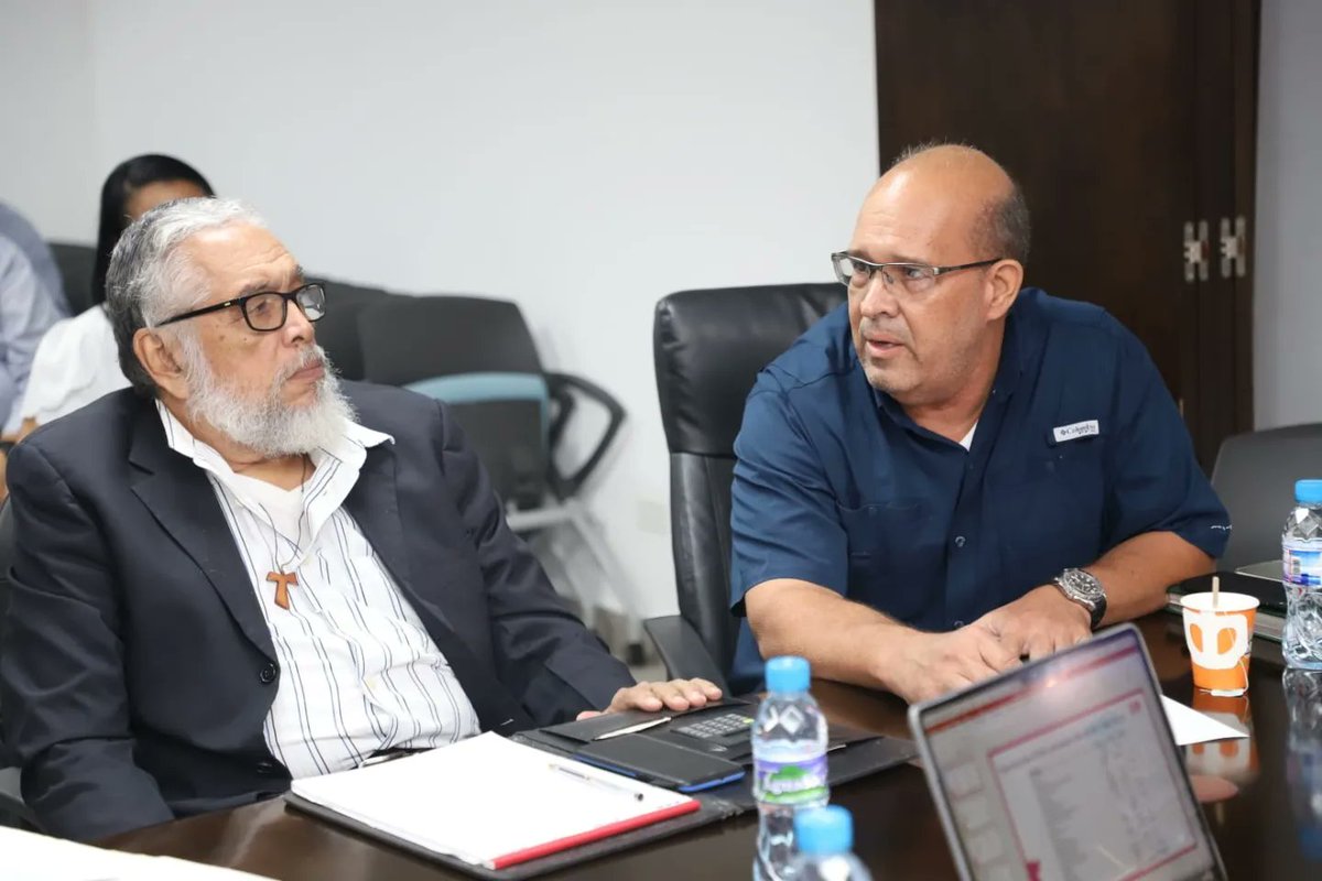 Rolinarest's tweet image. Me reuní con representantes de la Cadena Agroalimentaria de Carne de Cerdo, para evaluar el proceso de producción e importación de jamón Picnic y materia prima para fin de año. 
El MIDA, siempre de puertas abiertas para los productores.
#ControlPasoFirme