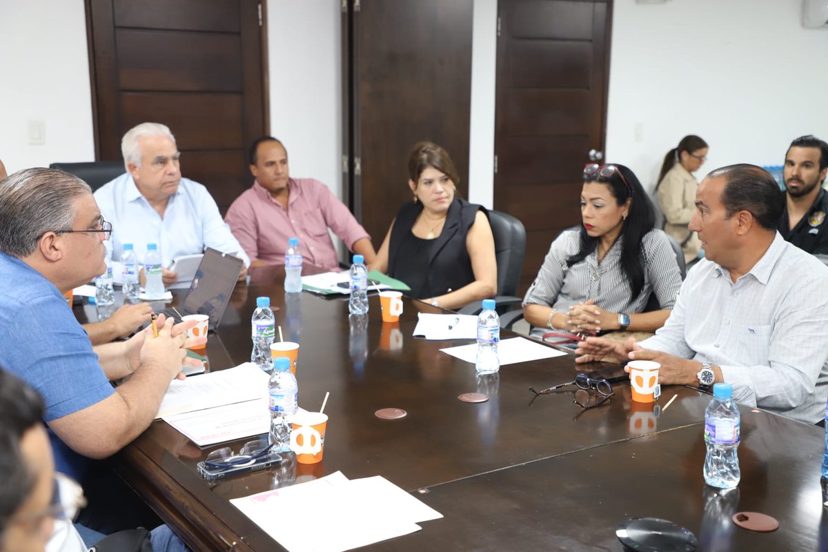 Rolinarest's tweet image. Me reuní con representantes de la Cadena Agroalimentaria de Carne de Cerdo, para evaluar el proceso de producción e importación de jamón Picnic y materia prima para fin de año. 
El MIDA, siempre de puertas abiertas para los productores.
#ControlPasoFirme