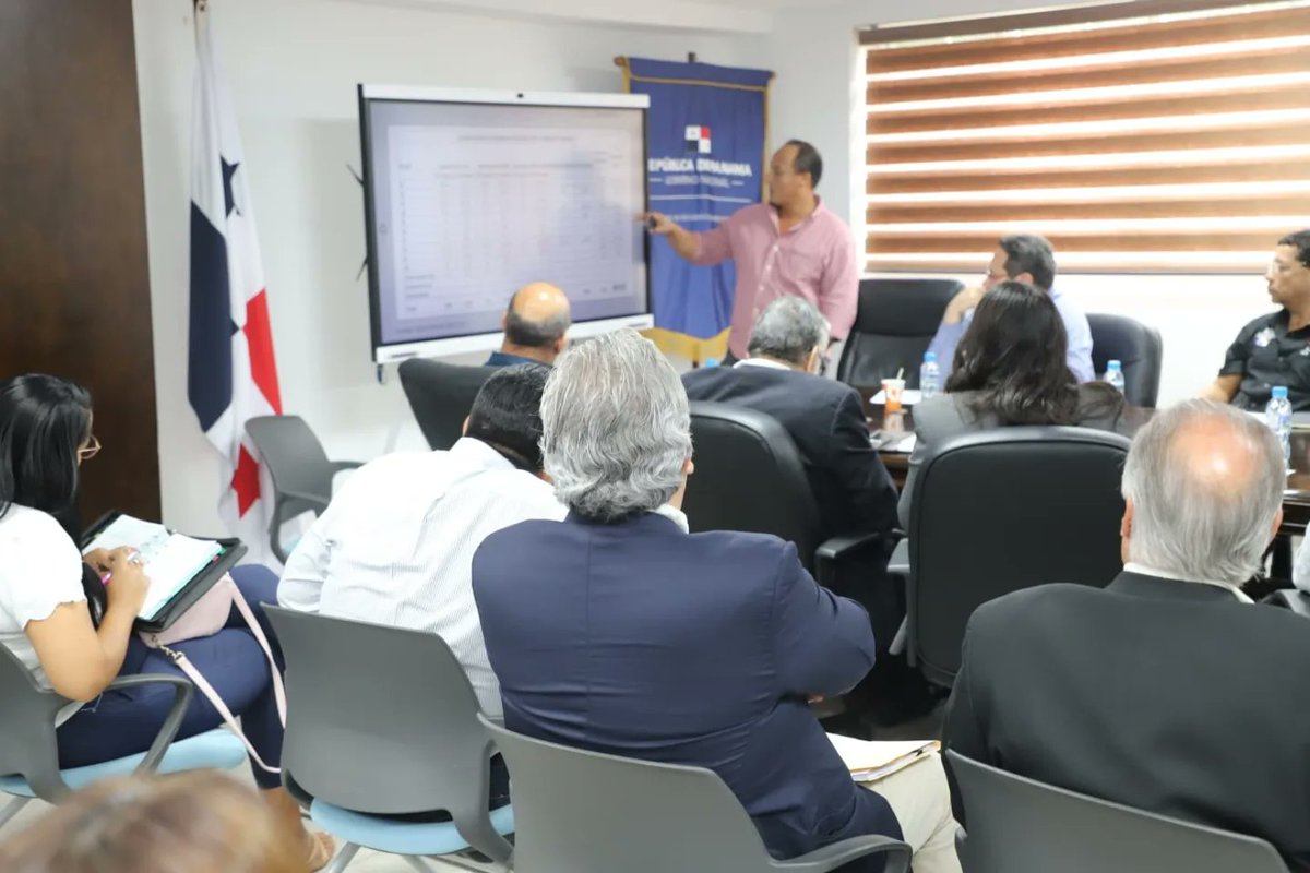 Rolinarest's tweet image. Me reuní con representantes de la Cadena Agroalimentaria de Carne de Cerdo, para evaluar el proceso de producción e importación de jamón Picnic y materia prima para fin de año. 
El MIDA, siempre de puertas abiertas para los productores.
#ControlPasoFirme