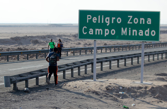 MaxLobosCL's tweet photo. ¿Apoyas como ciudadano chileno la idea de reminar la frontera y salirnos del tratado de Ottawa que lo obstaculiza? Haz RT para difundir esta propuesta 🔄. https://t.co/V2Q5xFzOGC