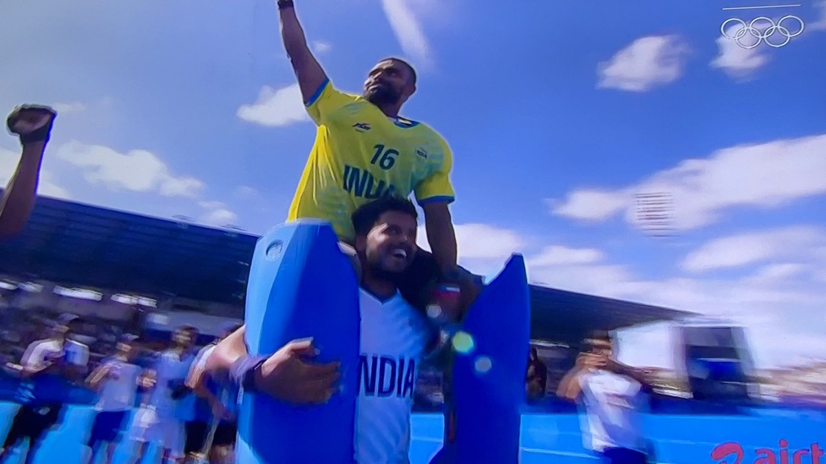 Udit_Del's tweet photo. #Bronze Medal match , #India 🇮🇳 defeat #Spain 🇪🇸 2-1, P #Sreejesh , the real WALL OF INDIA , #Hamanpreet singh captain and hitting those goals , a tough tournament with not so good decisions against them with #greatbritain 🇬🇧 and #Germany 🇩🇪 #IndianHockeyTeam #Olympics https://t.co/jbKv03L5OL