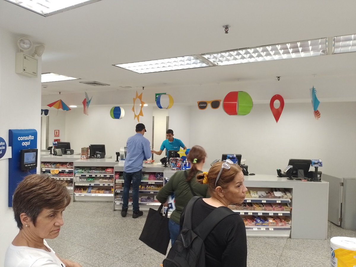 2pm y un solo cajero en la sucursal de Metrocenter. Se les fue el personal de vacaciones? 🤔 <a href="/Farmatodo/">Farmatodo</a>
